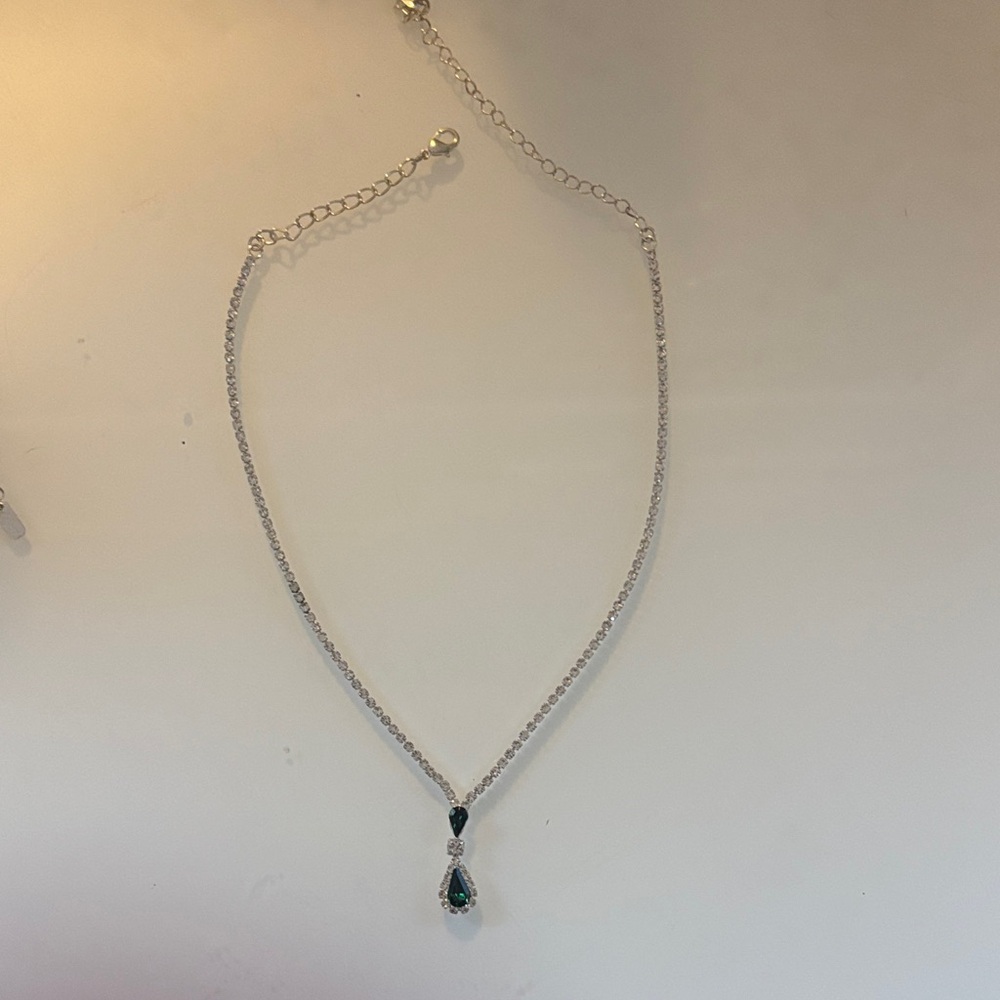 Elegant Silver and Green Teardrop Pendant Necklace